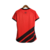 Camisa feminina do Athletico Paranaense I 23/24, nas cores vermelha e preta, com detalhes em preto e o logo da Umbro.