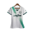 Camisa branca feminina do Palmeiras II 23/24 com detalhes em verde e logo da Puma.