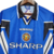 Camisa retrô azul do Manchester United, temporada 1996/1997, fabricada pela Umbro, com detalhes em preto e logo da equipe.

