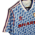 Camisa retrô do Manchester United, modelo azul e branco de 1990/1992, com detalhes em vermelho e logotipo da Adidas.

