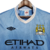 Camisa retrô azul do Manchester City, temporada 2011/2012, fabricada pela Umbro, com logo do clube e patrocinador ETIHAD.

