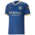 Camisa azul do Manchester City 23/24, modelo torcedor da Puma, com detalhes em dourado e logotipo do clube.