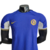 Camisa Chelsea Home 23/24 Jogador Nike Masculina na cor azul, com detalhes em branco e amarelo, mostrando o logo do time.

