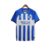 Camisa do Brighton & Hove Albion na cor azul e branca, com listras verticais e o logo da Nike.