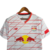 Camisa branca do Red Bull Bragantino com detalhes em vermelho e logo da New Balance.