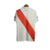 Camisa do River Plate Home 22/23, modelo torcedor da Adidas, nas cores vermelho, branco e preto.

