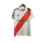 Camisa do River Plate Home 22/23, modelo torcedor da Adidas, nas cores vermelho, branco e preto.