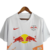 Camisa branca do Red Bull Leipzig 23/24 com detalhes em amarelo e vermelho, logo da Nike e design moderno.

