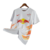 Camisa branca do Red Bull Leipzig 23/24 com detalhes em amarelo e vermelho, logo da Nike e design moderno.

