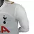 Camisa branca de manga longa do Tottenham, modelo 23/24, com logo da Nike e estampa "AIA" em vermelho.

