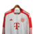 Camisa longa do Bayern de Munique, modelo I 23/24, nas cores vermelha e branca, com detalhes em vermelho e logotipo da Adidas.

