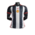 Camisa masculina do Manchester United 23/24 da Adidas, nas cores branco e preto, com detalhes em vermelho.