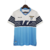 Camisa retrô da Lazio 2014, modelo masculino, nas cores azul e branca, com detalhes em azul marinho e logo da marca Macron.