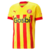 Camisa amarela do Girona II 22/23, com listras vermelhas e logo da Puma.