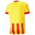 Camisa amarela do Girona II 22/23, com listras vermelhas e logo da Puma.

