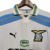 Camisa retrô branca da Lazio, modelo 1998/2000 da Puma, com detalhes em azul e logo da equipe.

