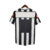 Camisa retrô masculina da Juventus 2001/2002, preta e branca, com listras verticais e logotipo Lotto.

