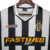 Camisa retrô masculina da Juventus 2001/2002, preta e branca, com listras verticais e logotipo Lotto.

