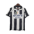 Camisa retrô da Juventus da temporada 1997/1998, fabricada pela Kappa, nas cores preta e branca, com detalhes da marca e patrocinador.