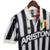 Camisa retrô da Juventus da temporada 1984/1985, com listras pretas e brancas, logo da Kappa e patrocínio da Ariston.

