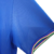 Camisa retrô da seleção italiana de futebol, modelo azul, com logo e detalhes coloridos na gola.

