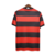 Camisa retrô do Flamengo, nas cores vermelha e preta, com listras horizontais e logo do clube.