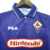 Camisa retrô roxa da Fiorentina de 1998, com detalhes em branco e logo da Fila e Nintendo.

