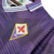 Camisa retrô roxa da Fiorentina da temporada 1992/1993, com detalhes em branco e estampa geométrica.

