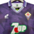 Camisa retrô roxa da Fiorentina da temporada 1992/1993, com detalhes em branco e estampa geométrica.

