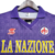 Camisa retrô da Fiorentina da temporada 1989/1990 na cor roxa, com o logo do time e a inscrição "LA NAZIONE".

