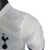 Camisa branca do Tottenham para jogadores, modelo 23/24 da Nike, destacando o logo do clube e a marca.

