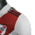 Camisa branca do River Plate com detalhes em vermelho, modelo 23/24 da Adidas, para jogadores masculinos.

