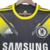 Camisa retrô do Chelsea para a temporada 2012/2013 na cor preta, com detalhes em amarelo e logo da Adidas.

