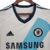 Camisa retrô branca do Chelsea da temporada 2012/2013, com detalhes em azul e logo da Adidas.

