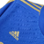 Camisa retrô do Chelsea 2012/2013 na cor azul, com detalhes em dourado e logotipo da Adidas.

