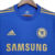 Camisa retrô do Chelsea 2012/2013 na cor azul, com detalhes em dourado e logotipo da Adidas.

