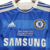 Camisa retrô do Chelsea 2012 na cor azul, com detalhes em branco e logotipos da Adidas e Samsung.