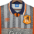 Camisa retrô do Chelsea, modelo 1994/1996, em cinza com detalhes em laranja e logotipo da Umbro.

