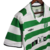 Camisa retrô do Celtic Football Club, verde e branca, da Umbro, com listras verticais e logotipo do clube.

