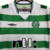 Camisa retrô do Celtic Football Club, verde e branca, da Umbro, com listras verticais e logotipo do clube.

