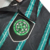 Camisa retrô do Celtic Football Club, preta e verde, com listras verticais, fabricada pela Umbro.

