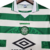 Camisa retrô do Celtic Futebol Clube da temporada 1998/1999, nas cores verde e branca, com listras horizontais e logo da Umbro.

