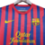 Camisa retrô do Barcelona 2011/2012 nas cores azul e grená, com detalhes em amarelo e logo da Nike.

