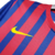 Camisa retrô do Barcelona 2011/2012 nas cores azul e grená, com detalhes em amarelo e logo da Nike.

