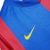 Camisa retrô do Barcelona da temporada 2006/2007, nas cores azul e grená, com logo da Nike e do clube.

