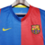 Camisa retrô do Barcelona da temporada 2006/2007, nas cores azul e grená, com logo da Nike e do clube.

