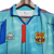 Camisa retrô do Barcelona da temporada 1996/1997, na cor azul clara, com detalhes em vermelho e azul escuro.

