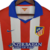 Camisa retrô do Atlético de Madrid da temporada 2014/2015, nas cores branca e vermelha, com detalhes em azul.

