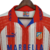 Camisa retrô do Atlético de Madrid da temporada 1995/1996, nas cores branca e vermelha, com detalhes em azul e o logo da Puma.

