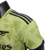 Camisa verde do Arsenal II 23/24 da Adidas para jogador, com logo da Emirates e detalhes em azul.

